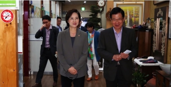 지난 달 6일 유은혜 교육부장관이 한 음식점에서 대입제도 개선 방향을 논의하기 위한 비공개 당정청 회의를 마치고 이동하는 모습