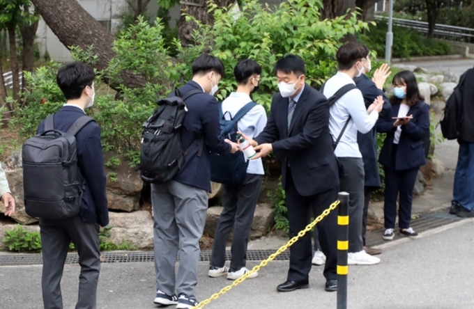 등교 전 손소독하고 있다.