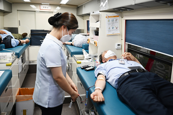 한국철도 본사 직원들이 대전 사옥에서 11일 발열체크와 마스크 착용 등 감염증 예방 수칙을 준수하며 헌혈 캠페인에 동참하고 있다.