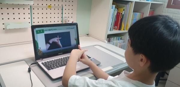 「온·전·ᄒᆞᆫ 한글날개」 로 가정에서 학습 중인 모습
