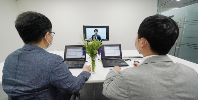 온라인 화상으로 채용 면접을 진행하고 있는 모습