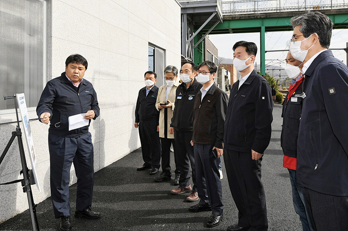 한국철도공사와 국가철도공단 노사가 2일 오전 충북 영동 소재 황간시설관리반의 직원 처소 신축 현장을 방문해 개선상황을 점검하고 있다.(사진 왼쪽 다섯 번째 손병석 한국철도 사장, 여섯 번째 김상균 국가철도공단 이사장)