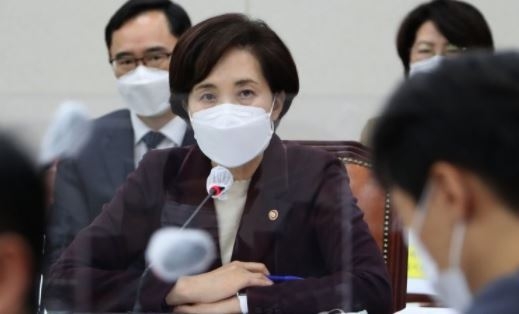 사진= 연합뉴스/유은혜 사회부총리 겸 교육부장관이 교육위원회 전체회의에 참석, 답변하고 있다.