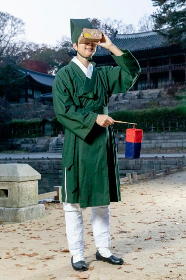 사진=문화재청/가상현실(VR) 카드보드와 청사초롱을 들고 체험하는 모습