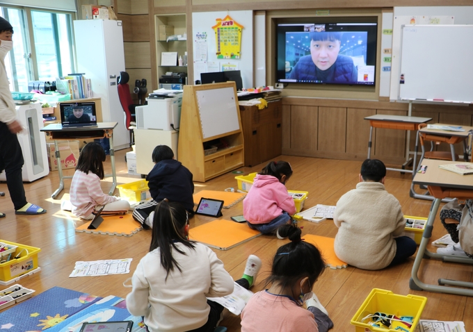 사진=경북교육청/상운초 코딩체험학습