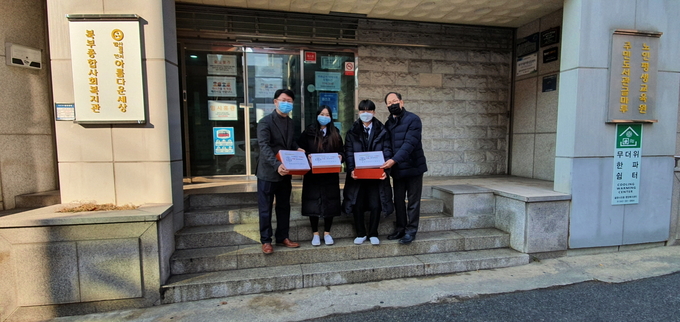 사진=충북교육청/충북산업정보고 학생들 기부물품 전달