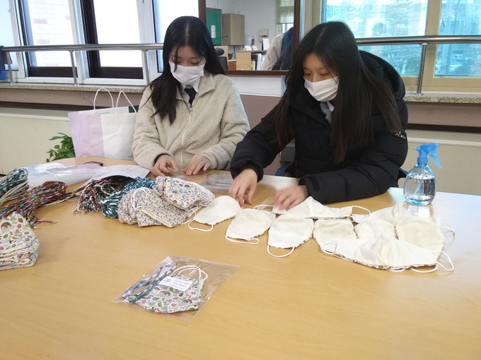 사진=충북교육청/마스크를 손수 만드는 충북산업정보고 학생들