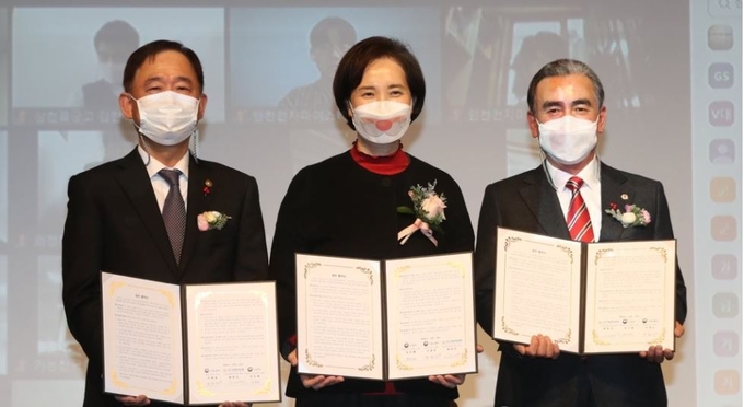 사진=연합뉴스/유은혜 사회부총리 겸 교육부 장관(가운데)과 박화진 고용노동부 차관(왼쪽), 배명직 기능한국인회 회장(오른쪽)