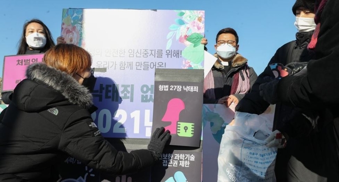 사진=연합뉴스/지난 12월 31일 '모두를 위한 낙태죄폐지공동행동' 관계자들이국회 앞에서 열린 낙태죄 없는 2021년 맞이 기자회견에서 퍼포먼스를 하고 있다. 