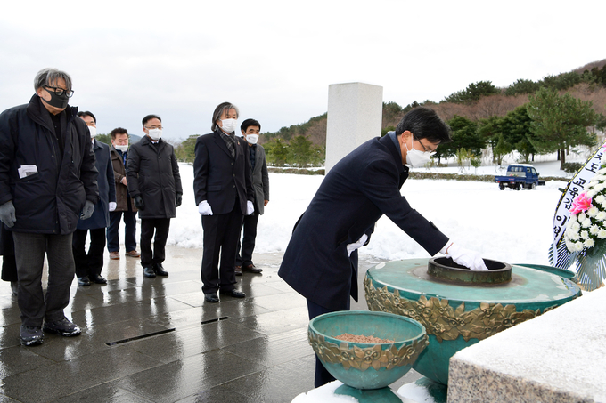 사진=제주교육청/2021년 1월 1일, 이석문 교육감 및 교육청 관계자들이 신년참배를 하고 있다.