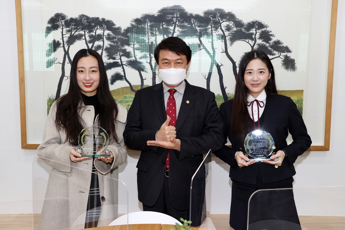 사진=충북교육청/충북도교육청 홍보대사로 위촉된 김산하(왼쪽)와 윤서령