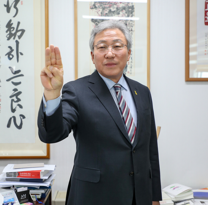 사진=강원교육청/민병희 강원교육감이 7일 자신의 집무실에서 미얀마 민중 투쟁을 지지하는 세 손가락 경례를 하고 있다.