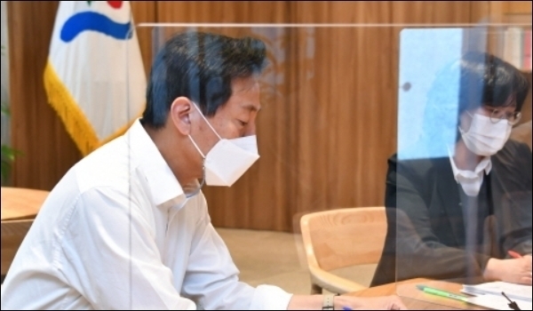 사진=서울시/지난 8일 시청 집무실에서 오세훈 서울시장이 첫 업무보고를 받고 있다.
