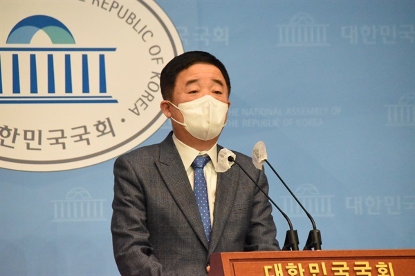 사진=강득구 의원실/강득구 의원이 12일 오전 9시 30분 국회 소통관에서 '폐교 활용 컨트롤 타워 구축 촉구' 기자회견을 열었다.