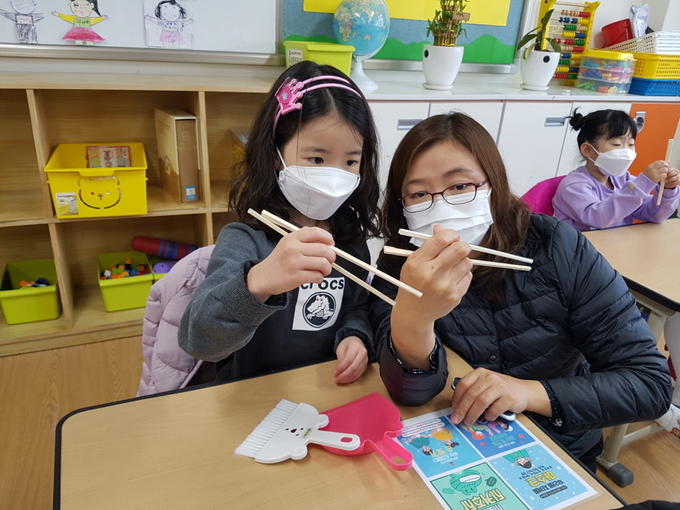 사진=경북교육청/경산평생교육건강과 초등학교 신입생 젓가락질 교육