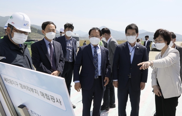 사진=여성가족부/영애 여성가족부 장관이 13일 오후 전라북도 부안군의 '2023 새만금 제25회 세계스카우트잼버리' 현장을<br>
방문해 야영부지 조성 및 기반·상부시설 진행상황에 대해 설명을 듣고 있다. 