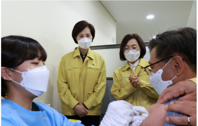 사진=교육부/지난 4월 2일 유은혜 부총리 겸 교육부 장관이 경기도 성남시 수정구 보건소를 방문해 교직원 코로나19 백신접종 현장을 참관했다.