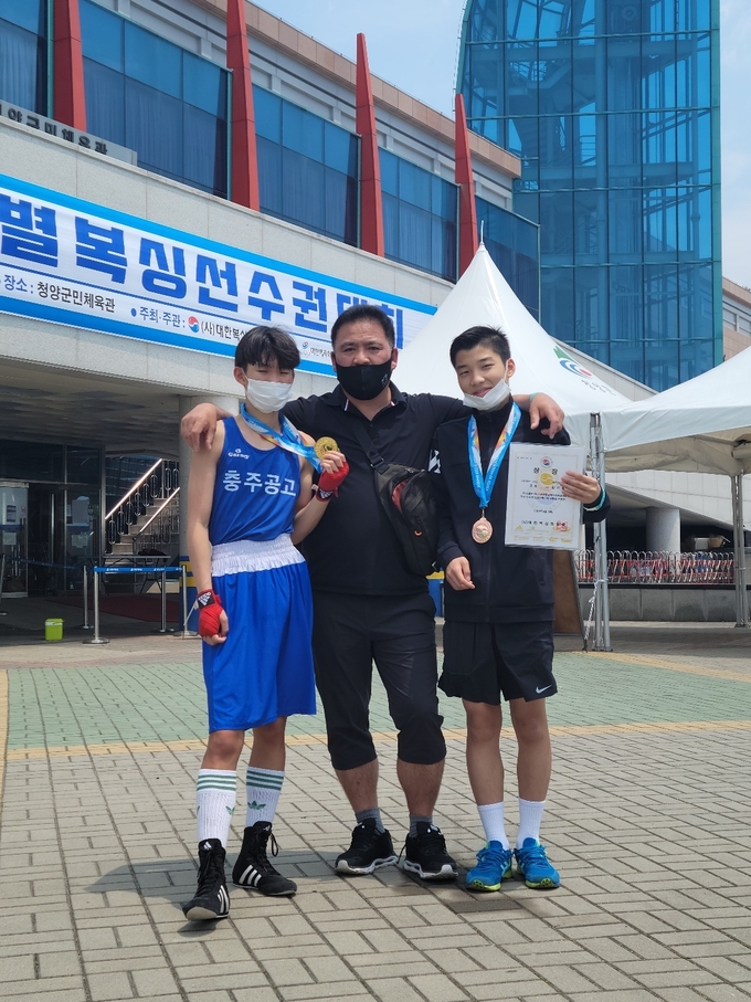 사진=충북교육청/충주공고 조월신 복싱 선수(왼쪽)