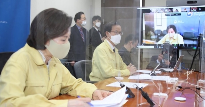 유은혜 부총리 겸 교육부 장관이 3월 12일 정부서울청사에서 최교진 전국시도교육감협의회장, 전국 176개 교육지원청 교육장과 화상회의를 하고 있다.