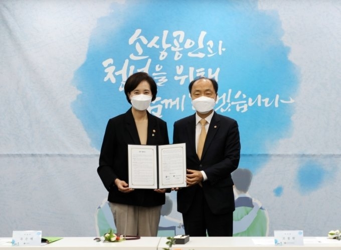 사진=소상공인시장진흥공단/지난 23일 서울 드림스퀘어에서 조봉환 소진공 이사장과 유은혜 부총리 겸 교육부장관이 서비스 분야 직업계고 고졸취업 및 창업지원을 위한 업무협약을 체결했다.