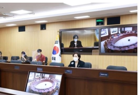 사진=교육부/유은혜 사회부총리 겸 교육부 장관이 23일 오후 정부서울청사에서제11차 사회관계장관회의를 주재하고 있다.