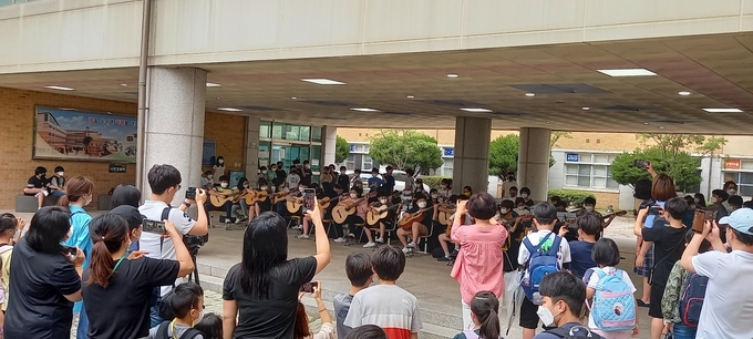 사진=대전원앙초등학교/등굣길 연주