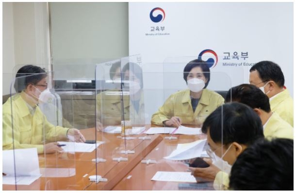 사진=교육부/유은혜 부총리 겸 교육부장관이 9일 오전 수도권 지역 교육감들과 긴급회의를 열어 대응방안을 논의했다.
