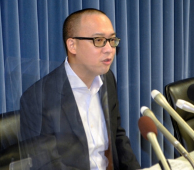 사진=아사히신문/기자회견하는 “不登校 新聞"의 이시이(石井 志昻) 편집장