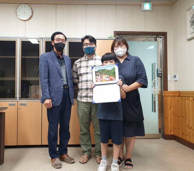 사진=경북교육청/ '2021 책 읽는 가족'에 선정 돼 시상 받은 심정미씨 가족 사진