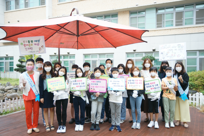 사진=세종교육청/학교폭력 예방 및 언어문화 개선 캠페인 활동을 펼치고 있는 어울림학생서포터즈단