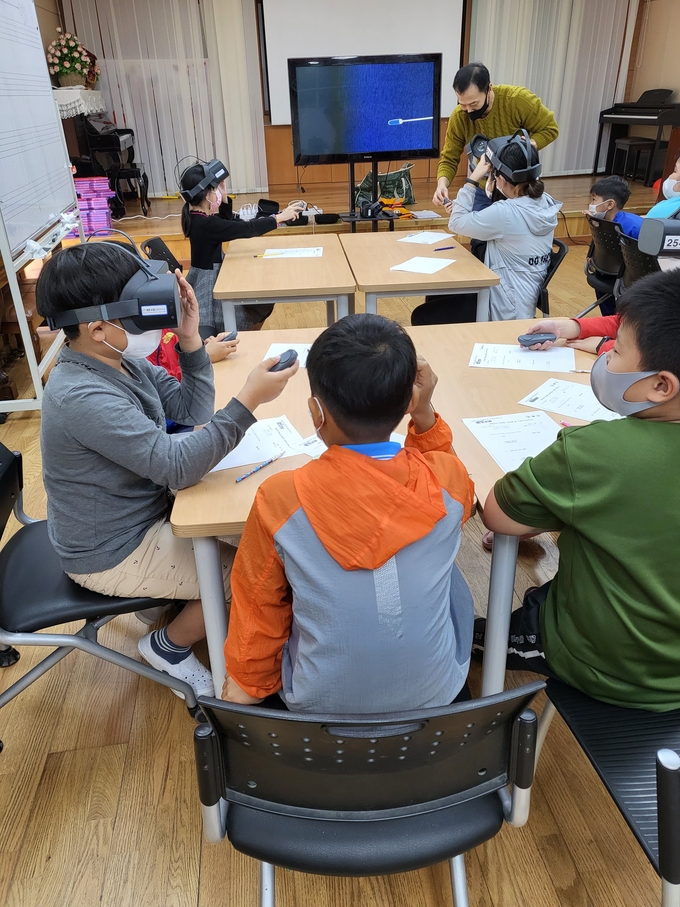 사진=경북교육청/덕산초, VR활용 생존수영 이론교육 실시