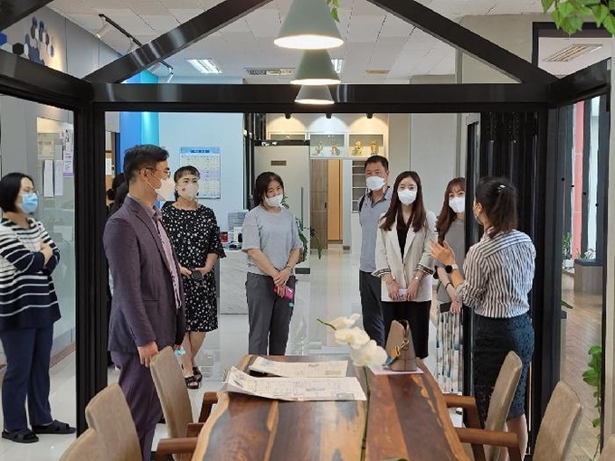 사진=경남교육청/공간 해설사와 함께하는 학교공간혁신 탐방 모습
