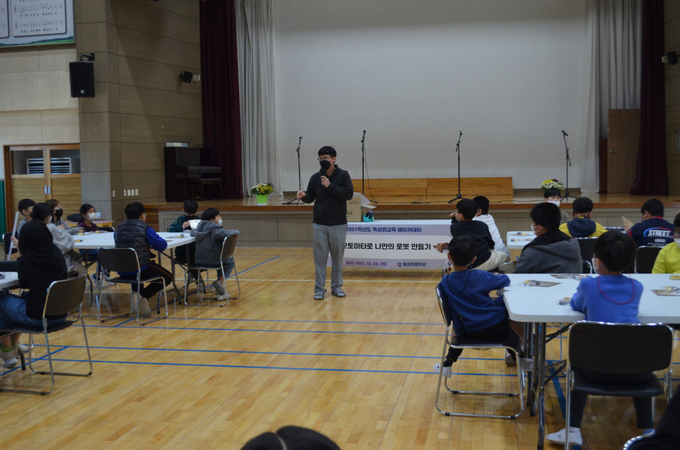 사진=경북교육청/오토마타에 대한 설명을 듣고 있는 동성초 아이들