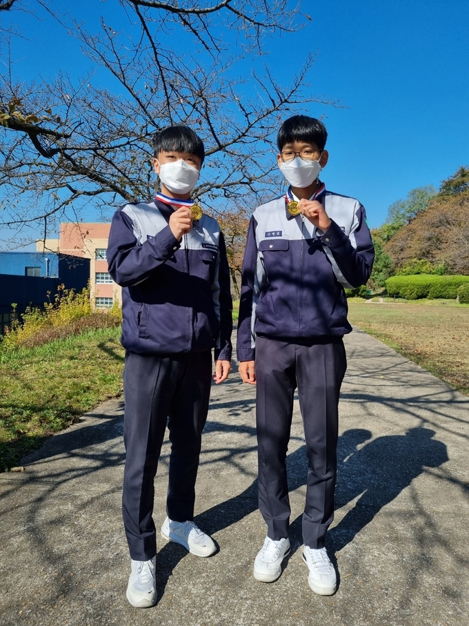 사진=대전교육청/국제수리과학창의대회 메카트로닉스 부문 대상 수상자 송동현,고영균군