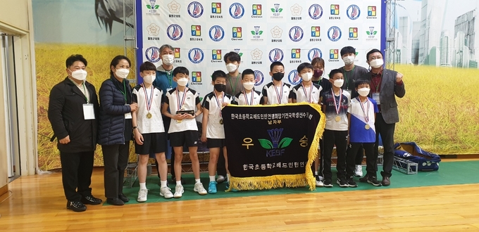 사진=제주교육청/<strong>한국초등학교배드민턴연맹 회장기 전국학생선수권대회 동광초 수상자들</strong>