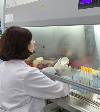 사진=경기도/보건연구사가 식중독 검사하는 장면