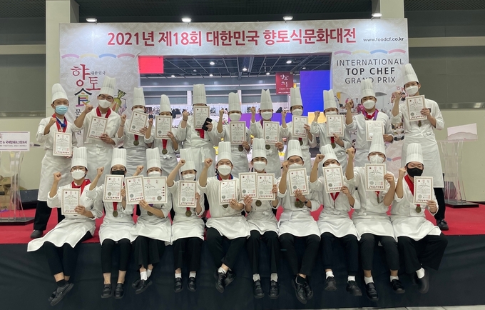 사진=대구교육청/상서고 조리과 제과제빵과 학생들 전원 수상기념촬영.