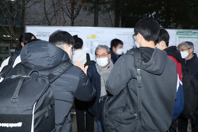 사진=경기교육청/수능생들 격려하는 이재정 경기교육감