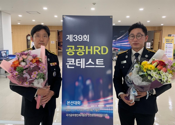 사진=경기도/1위를 차지한 이용구 교수(오른쪽)와 강석화 교수(왼쪽)