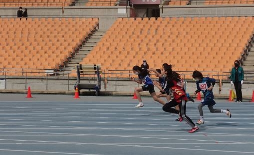 7.100m 경기 선두에서 역주하고 있는 김서현 선수