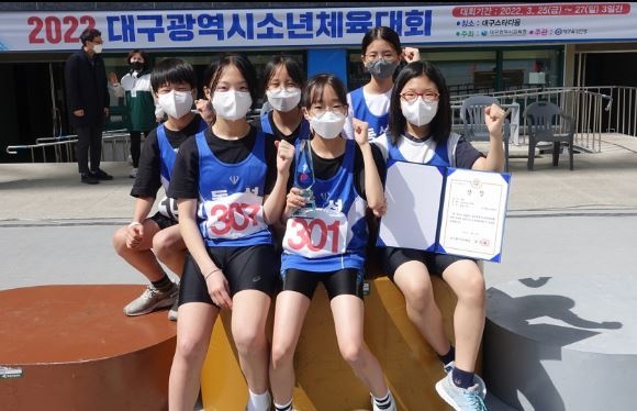 7.초등 여자부 종합 우승을 거둔 동성초 육상부 선수들
