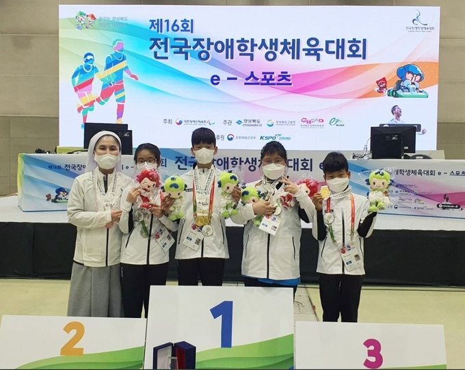 왼쪽부터 신윤정(초5), 김순빈(초5), 김수정(중1), 최호수(초5)