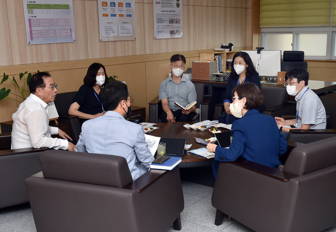 하윤수 부산광역시교육감이 3일과 4일 명호중학교 등을 방문하여 교직원들을 격려하고, 과밀학급 해소 방안에 대한 의견을 나누고 있다.