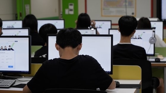 13일 컴퓨터 기반 맞춤형 학업성취도 자율평가가 시행된 첫날 학생들이 평가에 참여하고 있다. <사진=교육부>