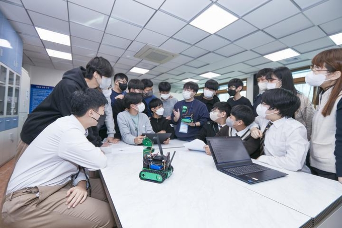 경기 신흥중학교서 실시된 방문형 디지털 새싹 캠프 현장 모습. <사진=교육부>. 