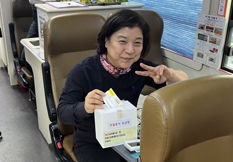 ▲ 헌혈증서를 기부함에 넣고 있는 포천도시공사직원 /사진제공=포천도시공사