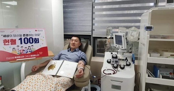 100번째 헌혈하는 제주해양경찰서 소속 최가람 순경