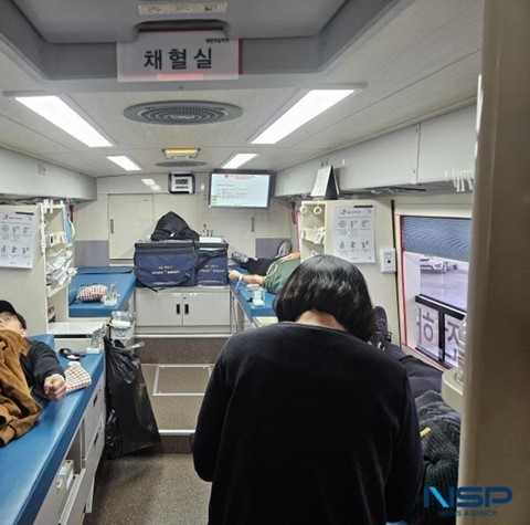 포항시시설관리공단이 임직원 30여 명은 26일 포항 종합운동장 주차장에서<br>
‘사랑의 헌혈운동’ 모습 ( 사진 = 포항시시설관리공단)