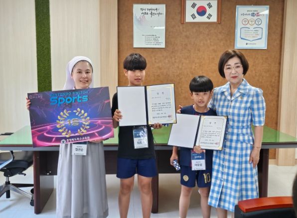 왼쪽부터 정선순 교사, 최호수 학생(중1), 이창성(초4) 학생, 이혜경 특수교육원장