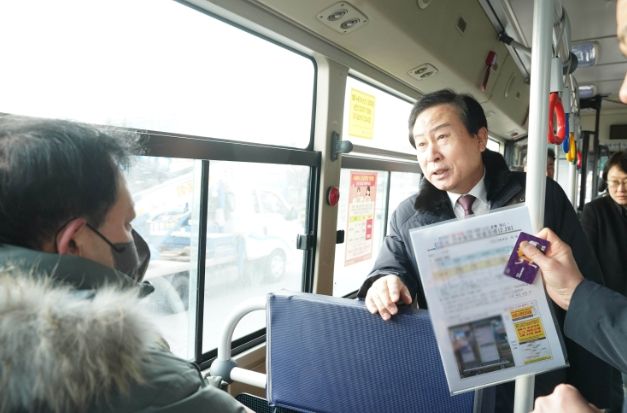 1. 박홍률 목포시장이 시내버스 노선개편에 맞춰 시내버스에 탑승해 의견을 청취했다.